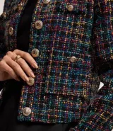 Blazer corto confeccionado en tweed multicolor con forro, escote U, manga larga y botones escudo dorados.