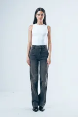 Pantalón de jean tiro alto con corte recto levemente acampanado. Presenta bolsillos delanteros tipo cargo marcados y costuras visibles en tono oscuro.