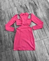 Minivestido negro ajustado con cuello alto, mangas largas y aberturas en hombros y cintura.