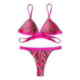 Bikini fucsia con estampado de cactus, compuesto por un corpiño triangular con tiras cruzadas debajo del busto y una bombacha tipo tanga cavada con ribetes fucsias.