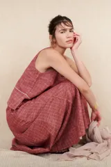 Falda larga de lino a cuadros grises y blancos, con corte al bies y cintura alta.