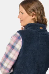 Chaleco de sherpa color azul marino, con cierre frontal completo, cuello alto y bolsillos laterales con cierre.