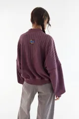Campera estilo bomber de algodón color bordó, con interior de polar, cierre frontal de doble cursor, cuello mao, mangas abullonadas y detalles de costuras decorativas pespunteadas en el pecho y las mangas. Cuenta con el logo bordado de la marca en el pecho.