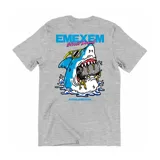 Remera de algodón color gris melange con estampado gráfico en la espalda que muestra un tiburón con lentes de sol mordiendo un barril, acompañado por el logo de la marca Emexem.