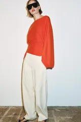 Jersey de punto con cuello barco y mangas anchas tipo murciélago, de diseño holgado y fluido.