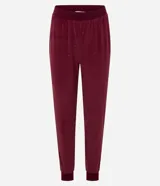 Pijama de dos piezas confeccionado en plush con textura acanalada y estampado de corazones en relieve. Incluye una blusa de cuello redondo con mangas largas y puños ajustados, y un pantalón con cintura elástica y puños en el ruedo.