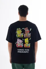 Remera negra de algodón con cuello redondo y mangas cortas. Estampado en la espalda con personajes de dibujos animados sosteniendo fajos de billetes y texto "VERNAL CLUB HORRIBLPARTY".