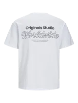Remera de manga corta y cuello redondo con fit relaxed, color blanco, con pequeño estampado tipográfico en el pecho.