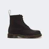 Botas Dr. Martens 1460 de cuero negro, con cordones, suela con cámara de aire y costuras amarillas visibles en la vira.