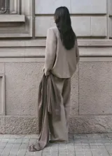 Blazer Sol de corte sastrero con diseño de rayas diplomáticas, solapas de muesca, cierre frontal de un botón y bolsillos con solapa.