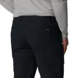 Pantalón cargo de corte recto, color negro, con bolsillos laterales con cierre a presión y bolsillos traseros. Presenta un diseño versátil con asiento reforzado y tejido elástico.