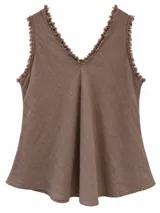 Musculosa de lino color visón, sin mangas, con escote en V y detalles de flecos en los bordes. Su diseño es amplio y fluido en la parte inferior.
