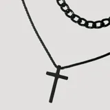 Conjunto compuesto por un collar con dije de cruz y una pulsera de cadena gruesa, ambos en color negro mate.
