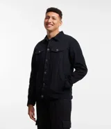 Campera de sarga negra, modelo trucker, con cuello camisero, recortes, dos bolsillos delanteros con solapa y abotonado total.