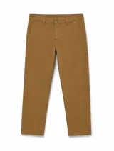 Pantalon de gabardina color tostado, de corte recto, con bolsillos laterales y cierre frontal con botón.