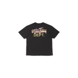 Remera negra de manga corta Gallery Dept Body Cocktails, con diseño estampado en la espalda que combina letras doradas con efecto brillante y tipografía superpuesta en color rosado.