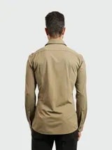 Camisa de manga larga Boss con cuello clásico y cierre frontal de botones. Presenta un diseño liso y corte entallado.