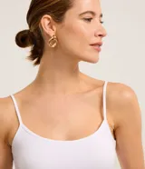 Musculosa básica Cortelle en color beige, con escote redondo y tirantes finos, confeccionada en poliamida con elastano.