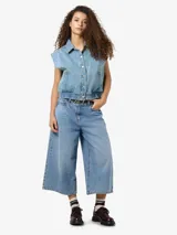 Chaleco denim sin mangas estilo bomber, color celeste, confeccionado en 100% algodón.