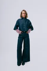 Pantalón wideleg de denim azul oscuro, de tiro alto y corte amplio con bolsillos laterales y cinturón incorporado.