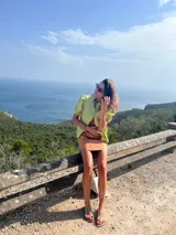 Camisa blanca de lino con mangas cortas abullonadas y botones al frente.