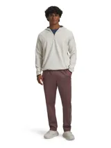 Buzo deportivo Under Armour de media cremallera, color blanco hueso, con capucha, bolsillos laterales con cierre y detalles en negro en los bordes. Confeccionado en tejido elástico de alto rendimiento que absorbe el sudor.