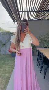 Vestido largo de morley combinado en dos tonos, con mangas cortas con volados y botones decorativos.