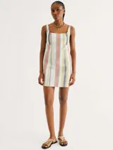 Vestido corto de lino con estampado de rayas verticales en tonos pastel, escote cuadrado y tirantes anchos.