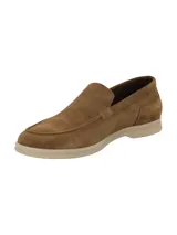 Mocasín de cuero gamuzado color marrón para hombre, con suela de goma blanca y punta redonda.
