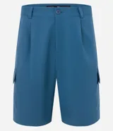 Bermuda de sastrería color azul con bolsillos cargo laterales, trabillas en la cintura y pliegues.