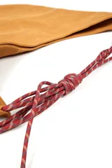 Cartera tipo hobo color marrón, con forma de media luna y correa de soga trenzada en tonos rojo y blanco.