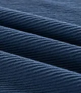 Remera de manga corta y cuello redondo, confeccionada en tejido de media malla con textura vertical. Presenta un diseño minimalista y ligero, ideal para un uso versátil y cómodo.