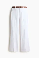 Pantalón acampanado de sarga de algodón color blanco, de tiro alto con pliegues en las piernas y bolsillos decorativos delanteros. Incluye cinturón marrón.