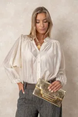 Sobre de mano rectangular con solapa frontal y pieza de agarre integrada. Presenta un acabado laminado con textura cuarteada en color dorado.