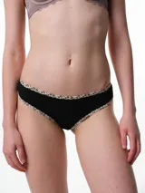Bombacha tipo bikini de tiro medio confeccionada en algodón acanalado blanco, con bordes terminados en ribete con estampado animal print.