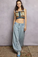 Pantalón ancho de jean claro, confeccionado en algodón, con cintura fruncida y puños elásticos.