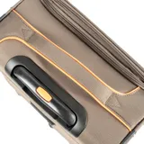 Valija de cabina color khaki, marca Hamburgo, confeccionada en material textil. Cuenta con un compartimento interno con cierre, un compartimento externo con cierre, candado TSA y cuatro ruedas.