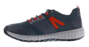 Zapatos Freeway de estilo outdoor urbano, confeccionados en una combinación de cuero, material sintético y textil. Presentan un diseño en tonos azul oscuro con detalles en naranja vibrante, cordones al tono y una suela robusta con textura geométrica para mayor tracción.