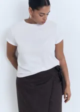 Camiseta básica de manga corta y cuello redondo, confeccionada en algodón orgánico con diseño recto.