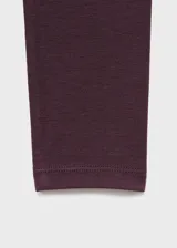 Camiseta de manga larga con cuello redondo y diseño entallado, confeccionada en tejido suave con acabado liso.