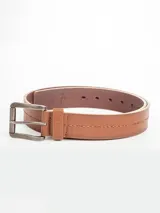 Cinturón de cuero color marrón con costuras a contratono y hebilla metálica rectangular.