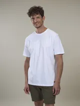 Remera blanca de algodón con estampado gráfico en la espalda en color rojo. El estampado incluye el texto "Benson & Thomas Rally Sweeden", una imagen de un auto de rally clásico y detalles de horarios de carreras.