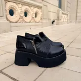 Zapatos de tacón alto y plataforma color camel, con inserción de cuero con textura en el empeine y doble cierre lateral decorativo.