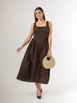 Vestido midi de algodón italiano con spandex, color marrón chocolate, con cuerpo estructurado tipo corsé, escote cuadrado, espalda baja y falda amplia fruncida.