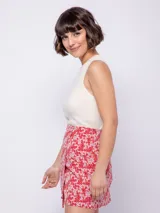 Falda corta con estampado floral en tonos verde lima y blanco, con cintura elástica y corte asimétrico en el ruedo.