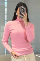 Buzo de cuello alto tejido en morley, de corte ajustado y manga larga, en color rosado.