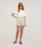 Remera básica de manga corta y cuello redondo, confeccionada en suedine de algodón peruano certificado BCI.