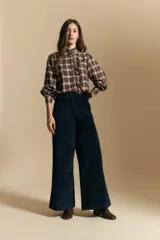 Pantalón wide leg de pana color tostado, de tiro alto con cierre de botones frontales visibles y bolsillos laterales.