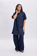 Pantalon de jean ancho azul oscuro con alforzas frontales y diseño de tiro alto.