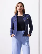 Campera Dash de algodón con textura tipo gasa, cuello solapa, cierre frontal con botones y bolsillos delanteros con solapa.